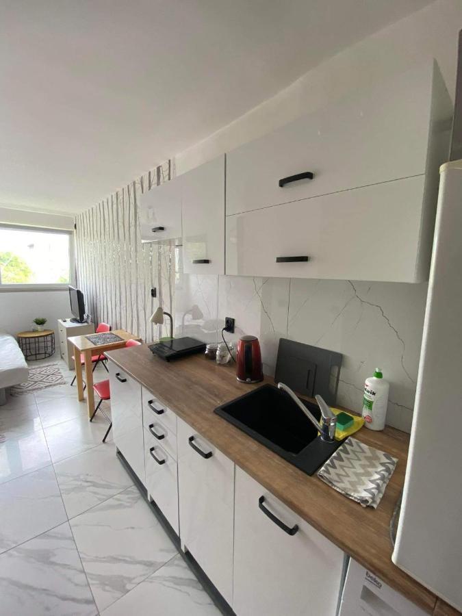 Night Host Robotnicza Apartment Вроцлав Екстериор снимка